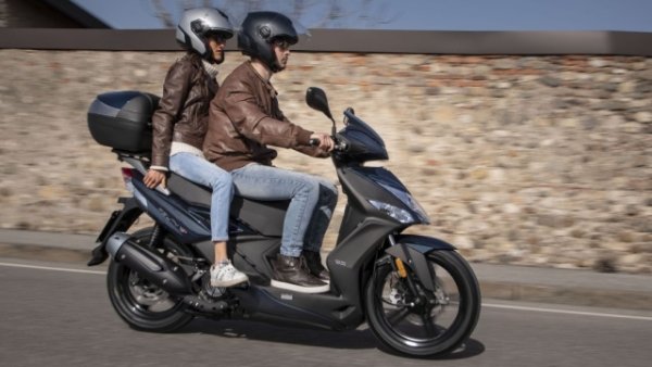 Успехът се дължи на изпълнения с качество коктейл, който този универсален тайвански скутер може да предложи. С модерен и елегантен дизайн, който не пренебрегва товароносимостта, Agility остава верен на името си благодарение на олекотената рамка и 16-цолово предно колело (задното е 14). Това подобрява маневреността му. С 2 клапана и въздушно охлаждане моторът дава 10,6 к.с., благодарение на които може да достигне максимална скорост от 85 км/ч. Декларираният разход е 40 км/л.
 
Картината се допълва от 33 мм телескопична вилка, регулируем хидравличен амортисьор и спирачна система с 260 мм преден диск и 240 мм заден, координирани от система CBS. Agility 125 R16 тежи 131 кг в работно състояние. Kymco го предлага на примамливата цена от 2290 евро .
